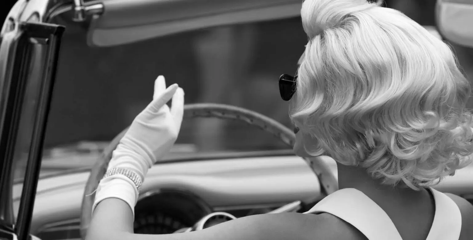Marilyn Munroe in a convertible
